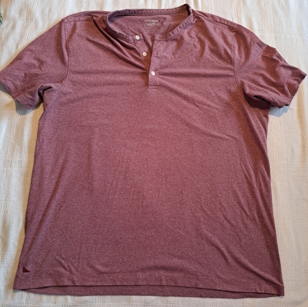 Untuckit men's XL lt red 3 button shirt has small hole pictured, for layering